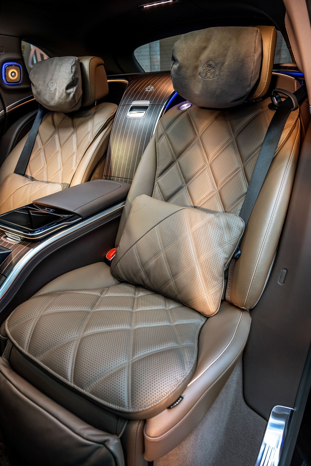 Mercedes-Maybach EQS 680 ra mắt, định nghĩa xe điện gầm cao hạng sang - 14 Mercedes-Maybach EQS 680 ra mắt, định nghĩa xe điện gầm cao hạng sang - 14