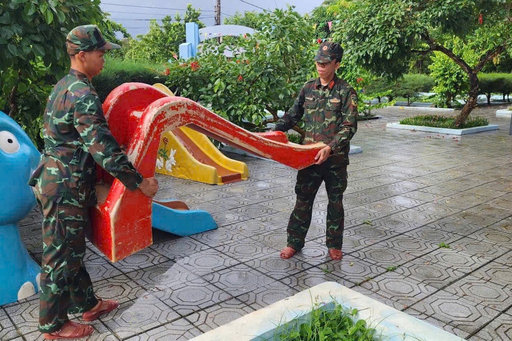 Mer än 1 miljon elever stannar hemma från skolan för att undvika stormen Bualoi - 2 Hơn 1 triệu học sinh nghỉ học tránh bão Bualoi - 2