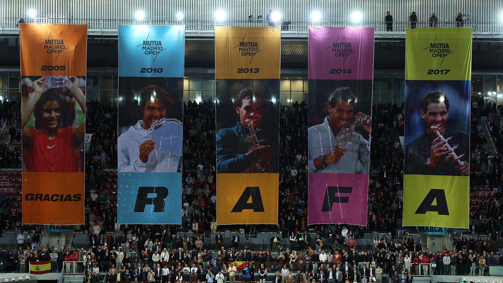 Năm tấm banner với hình ảnh đăng quang 5 lần của Nadal (Ảnh: Tennis.com)