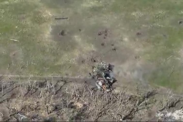 Xe tăng "rùa" của Nga trúng mìn, bộ binh không ai làm sao