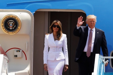 Bà Melania từ chối cái nắm tay của ông Trump khi thăm Israel