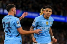 Man City ngược dòng giành vé đi tiếp, Liverpool đứt mạch toàn thắng