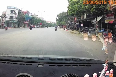 Thanh niên không mũ bảo hiểm phóng xe máy tốc độ nhanh và cái kết “đắng”