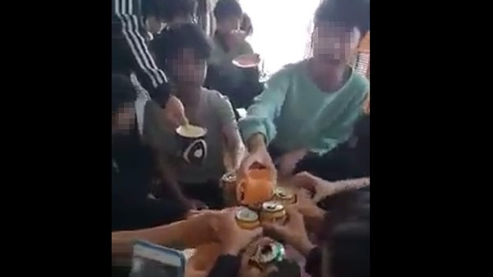 Cô giáo cổ vũ học sinh uống bia từ chối nhận quyết định kỷ luật - 1 Cô giáo cổ vũ học sinh uống bia từ chối nhận quyết định kỷ luật - 1