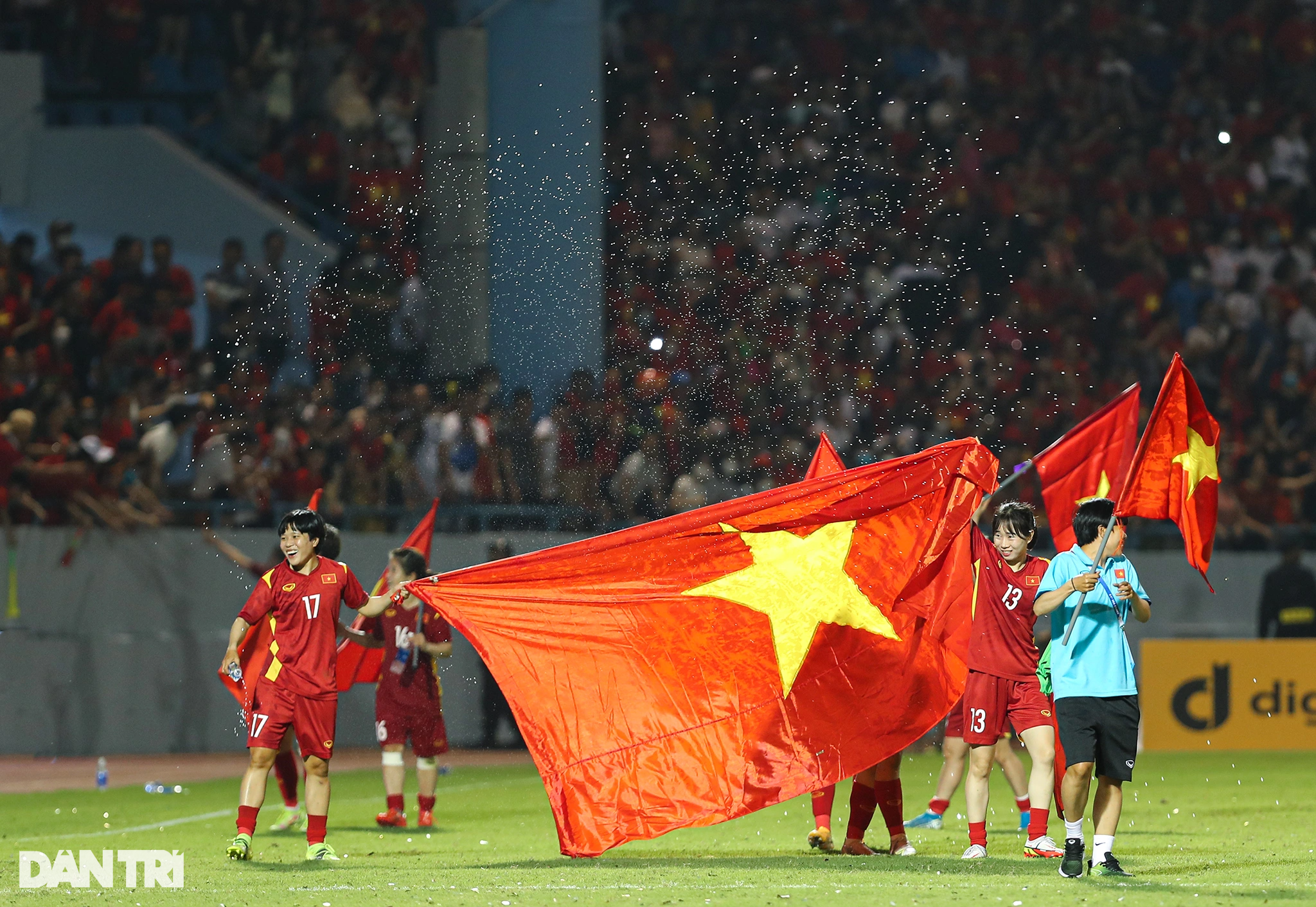 Khoảnh khắc ăn mừng bùng nổ của tuyển nữ Việt Nam sau khi vô địch SEA Games - 10 Khoảnh khắc ăn mừng bùng nổ của tuyển nữ Việt Nam sau khi vô địch SEA Games - 10