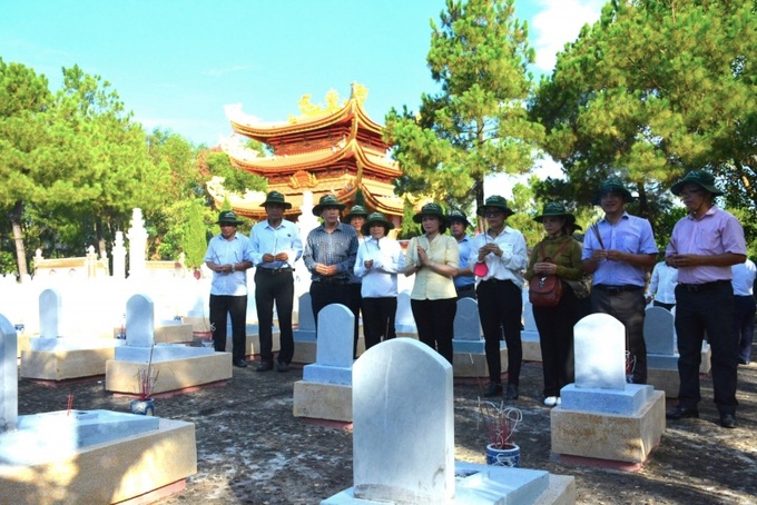 Đoàn sở LĐ-TB&XH Quảng Ngãi viếng nghĩa trang Đường 9.