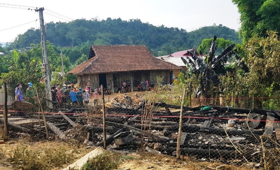 Ngôi nhà gỗ cháy rụi thành tro, cháu bé 7 tuổi tử vong thương tâm - 1 Ngôi nhà gỗ cháy rụi thành tro, cháu bé 7 tuổi tử vong thương tâm - 1