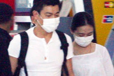 Lưu Đức Hoa công khai nắm tay người tình tại sân bay