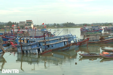 Ẩn họa khôn lường từ "nghĩa địa tàu cá" ở cửa sông
