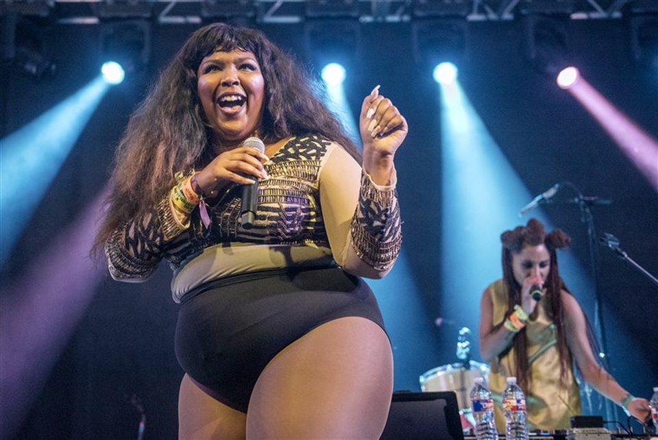 Lizzo tự tin mặc áo tắm lộ thân hình đồ sộ - 8 Lizzo tự tin mặc áo tắm lộ thân hình đồ sộ - 8
