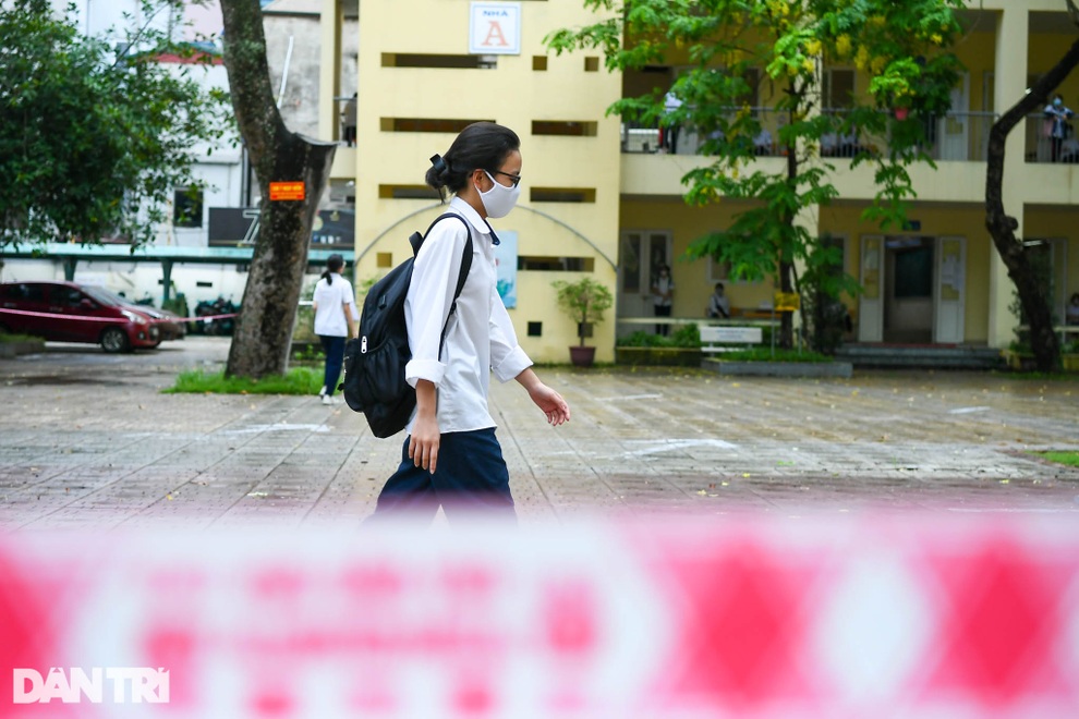 Thí sinh Hà Nội căng thẳng trước giờ làm bài hai môn cuối vào lớp 10 - 6