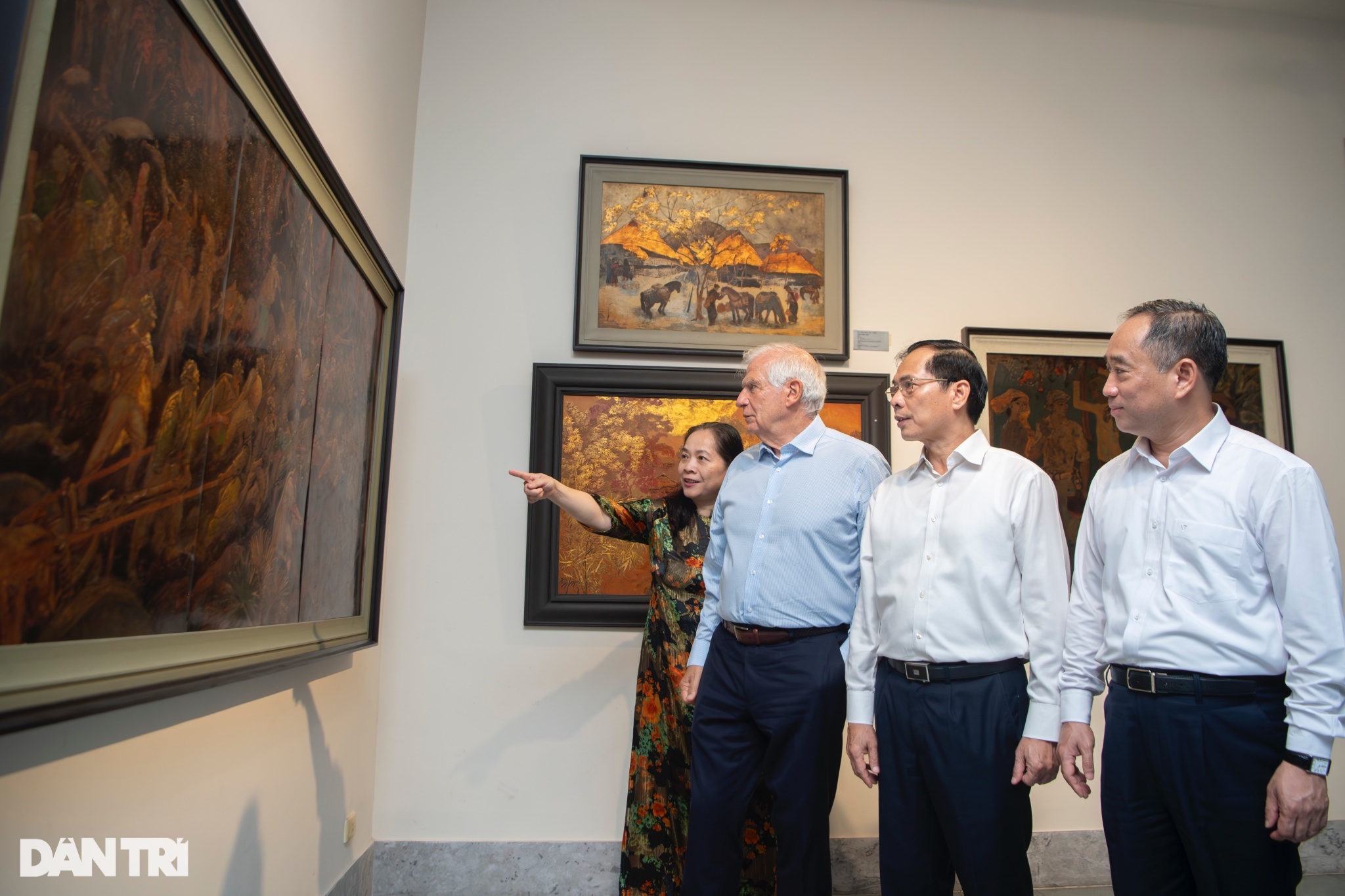 یورپی کمیشن کے نائب صدر نے ویتنامی کافی اور تازگی بخش مشروبات سے لطف اندوز ہوتے ہیں - 2 Phó Chủ tịch Ủy ban châu Âu thích thú cà phê và đồ uống giải nhiệt Việt Nam - 2