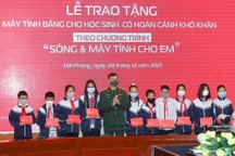 Gần 3.000 học sinh, sinh viên có hoàn cảnh khó khăn được tặng máy tính bảng