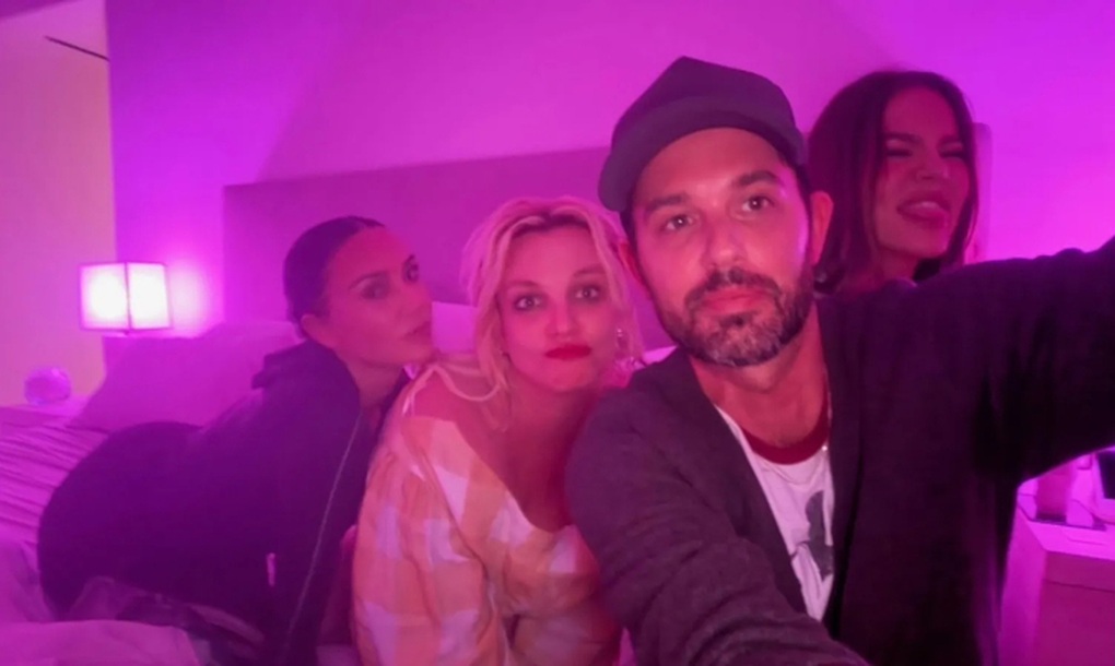 Bi kịch cuộc đời dài 13 năm giúp Britney Spears kiếm hàng chục triệu USD - 4 Bi kịch cuộc đời dài 13 năm giúp Britney Spears kiếm hàng chục triệu USD - 4