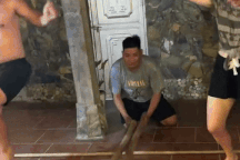 Khách Tây nhảy sạp ở Hà Giang luống cuống rơi mất dép, cười chảy nước mắt