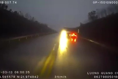 Rợn người tình huống xe container mất lái, lao thẳng vào xe ngược chiều