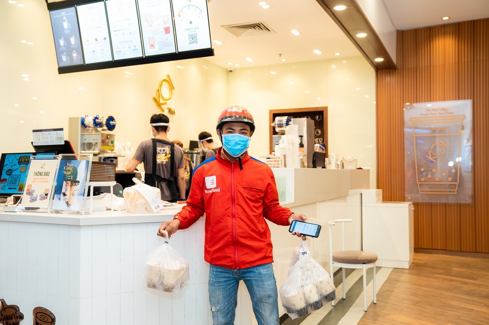 Ấm lòng mùa dịch: Ưu tiên riêng của shipper giao hàng - 8 Ấm lòng mùa dịch: Ưu tiên riêng của shipper giao hàng - 8
