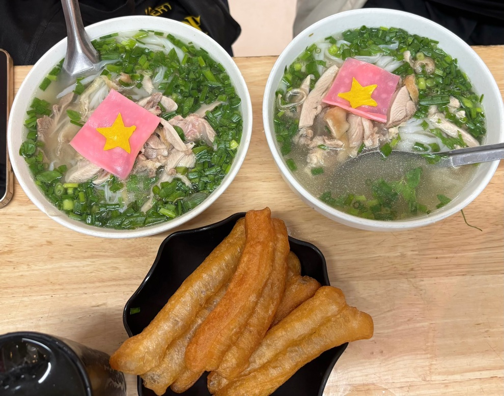 Quán phở gà “yêu nước” gây sốt dịp Quốc khánh 2/9 ở Hà Nội - 1 Quán phở gà “yêu nước” gây sốt dịp Quốc khánh 2/9 ở Hà Nội - 1