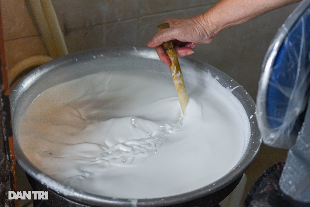 Chủ quán bánh cuốn 3 đời đông khách tiết lộ bí quyết là... chiếc cối đá - 3 Chủ quán bánh cuốn 3 đời đông khách tiết lộ bí quyết là... chiếc cối đá - 3