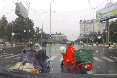 Khoảnh khắc "nhường cơm sẻ áo" của người đi xe máy làm cộng đồng xúc động