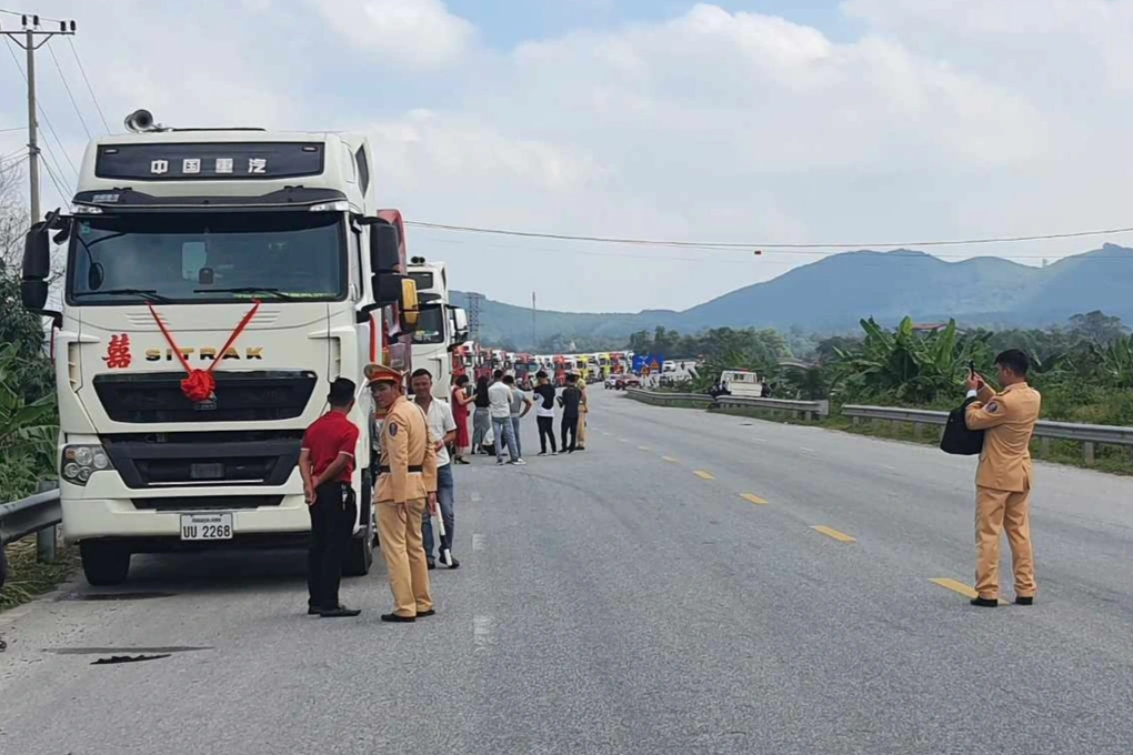 50 xe đầu kéo diễu hành rước dâu bấm còi inh ỏi, CSGT tuýt còi xử lý - 2 50 xe đầu kéo diễu hành rước dâu bấm còi inh ỏi, CSGT tuýt còi xử lý - 2