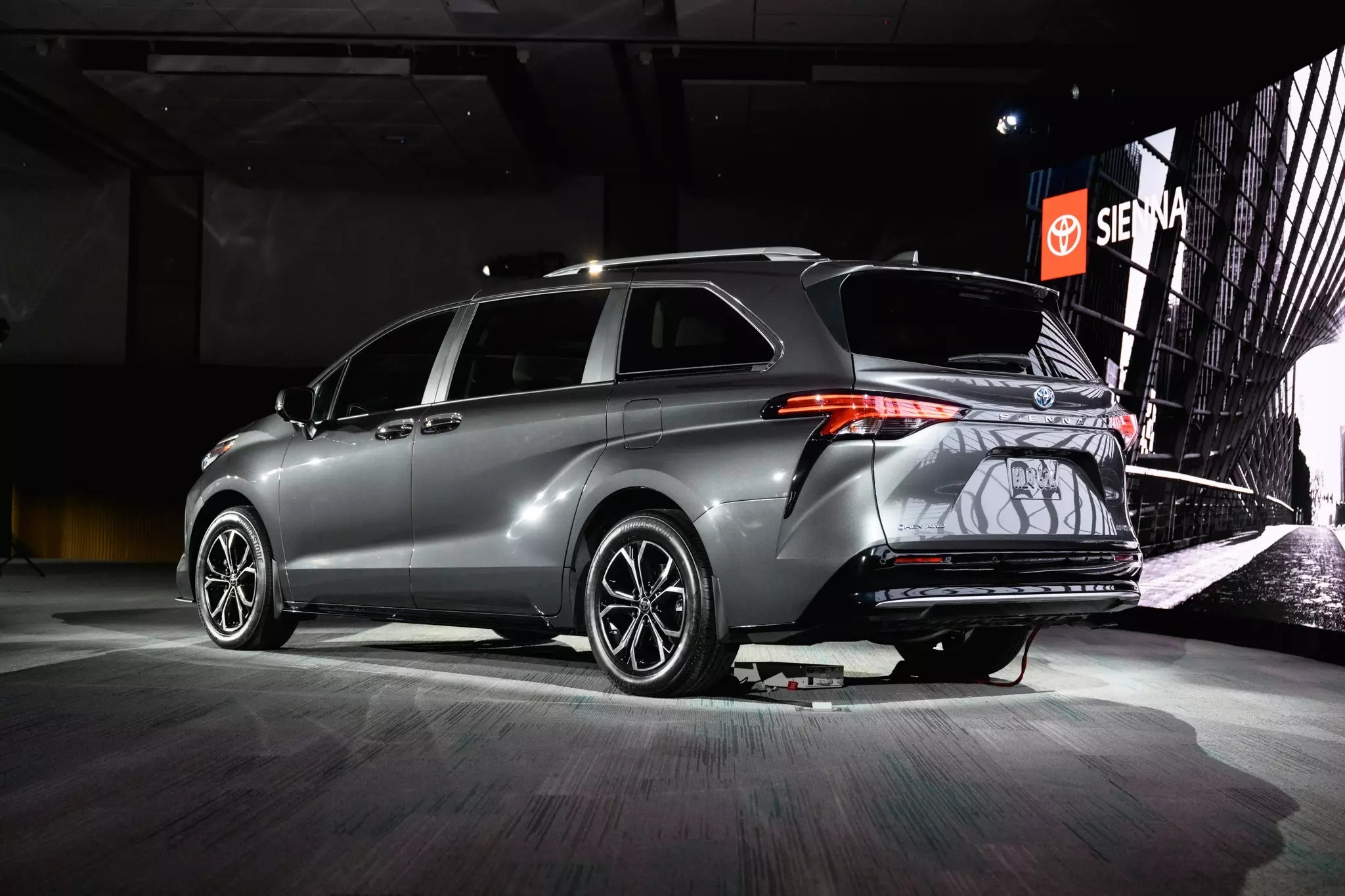 View - Toyota Sienna 2025 trình làng, "đấu" Kia Carnival bằng tính năng thiết thực | Báo Dân trí