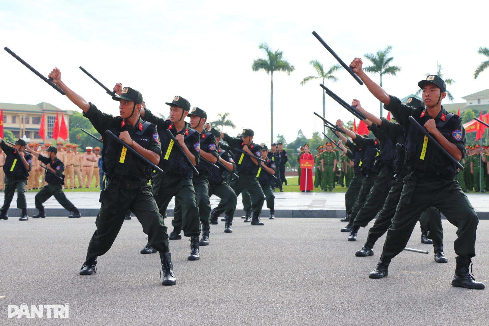 Tonton polis bergerak melakukan kemahiran yang menakjubkan dengan kayu tonfa - 4 Xem cảnh sát cơ động biểu diễn tuyệt kỹ với gậy tonfa - 4