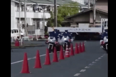 Xem cảnh sát Nhật trình diễn kỹ năng lái mô-tô