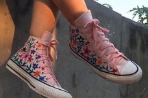 Nữ sinh lớp 7 "lột xác" giày cũ thành... tuyệt phẩm độc đáo