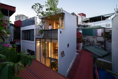 Ngôi nhà 24 m2 trong hẻm nhỏ Hà Nội vẫn thoáng gió và đầy cây xanh