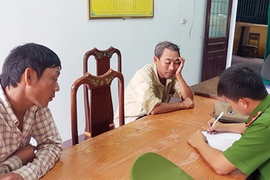 2 phu vàng trốn về từ Lào trình báo việc bị lừa bán