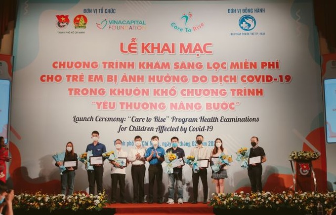 Trao tặng hoa và chứng nhận tài trợ cho nhà tài trợ.