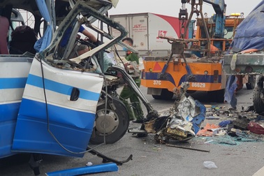 Xe khách nát bét sau cú tông mạnh, 1 người chết, 21 người bị thương