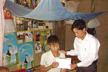 Trao quà cho người cha “mong có tiền để mổ lấy thận thay cho con”