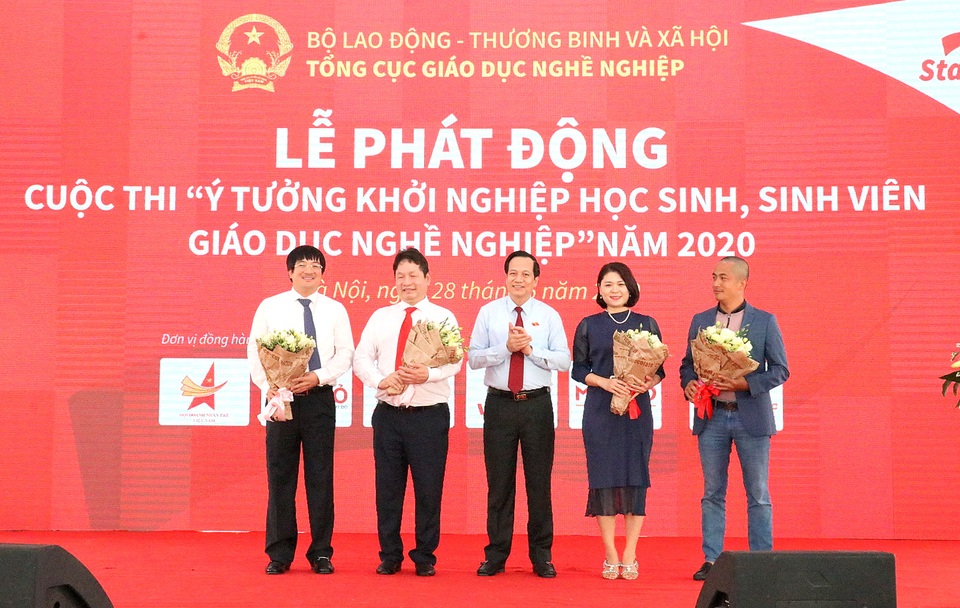 Bộ trưởng Đào Ngọc Dung: 40% kỹ năng lao động không hợp trong 15 năm tới - 4 Bộ trưởng Đào Ngọc Dung: 40% kỹ năng lao động không hợp trong 15 năm tới - 4