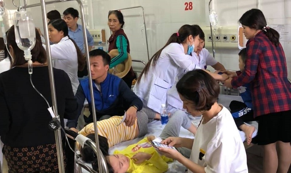 Hàng chục trẻ mầm non nhập viện nghi ngộ độc thực phẩm - 2 Hàng chục trẻ mầm non nhập viện nghi ngộ độc thực phẩm - 2