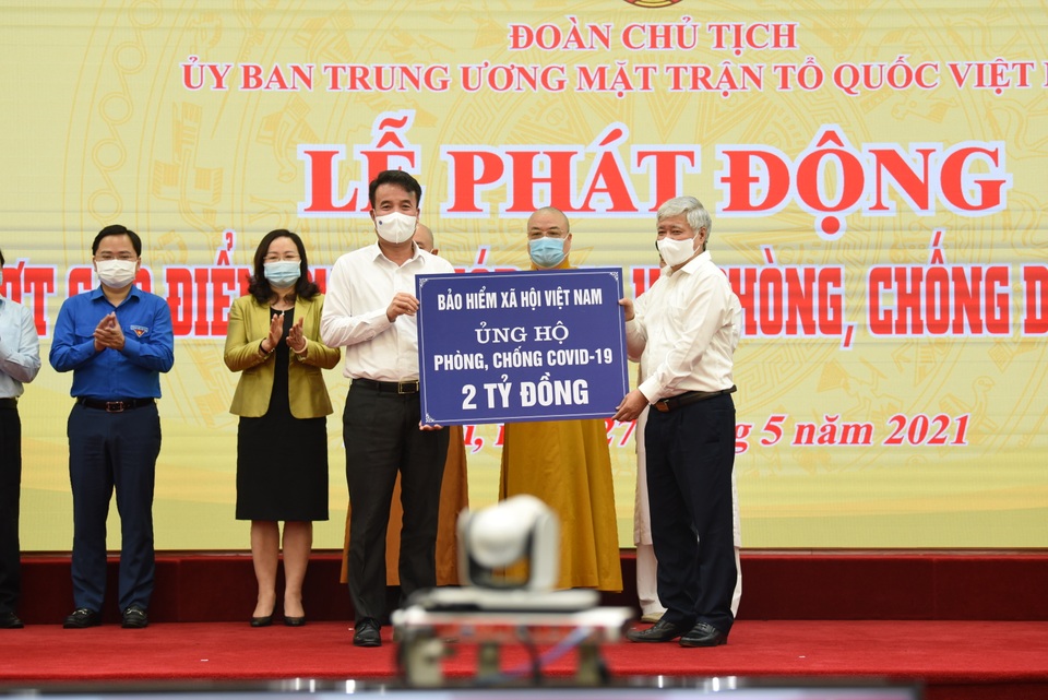 BHXH Việt Nam trao 2 tỷ đồng ủng hộ phòng chống dịch Covid-19 - 1 BHXH Việt Nam trao 2 tỷ đồng ủng hộ phòng chống dịch Covid-19 - 1