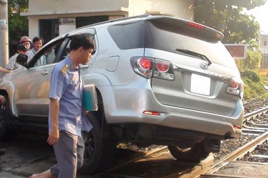 Đoàn tàu dừng khẩn cấp vì ô tô mắc kẹt trên đường ray