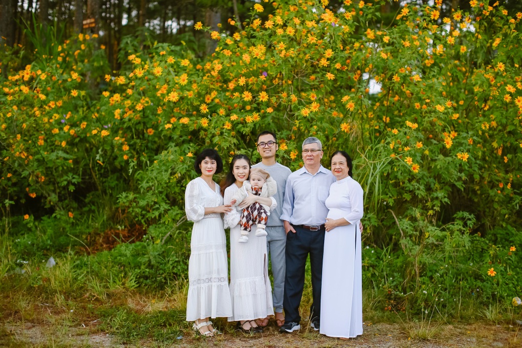 Bộ ảnh cưới trễ 45 năm của đôi vợ chồng U70 gây sốt - 4