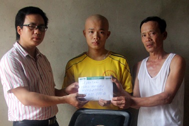 Gần 20 triệu đồng đến với cậu học trò nghèo chèo chống căn bệnh máu trắng