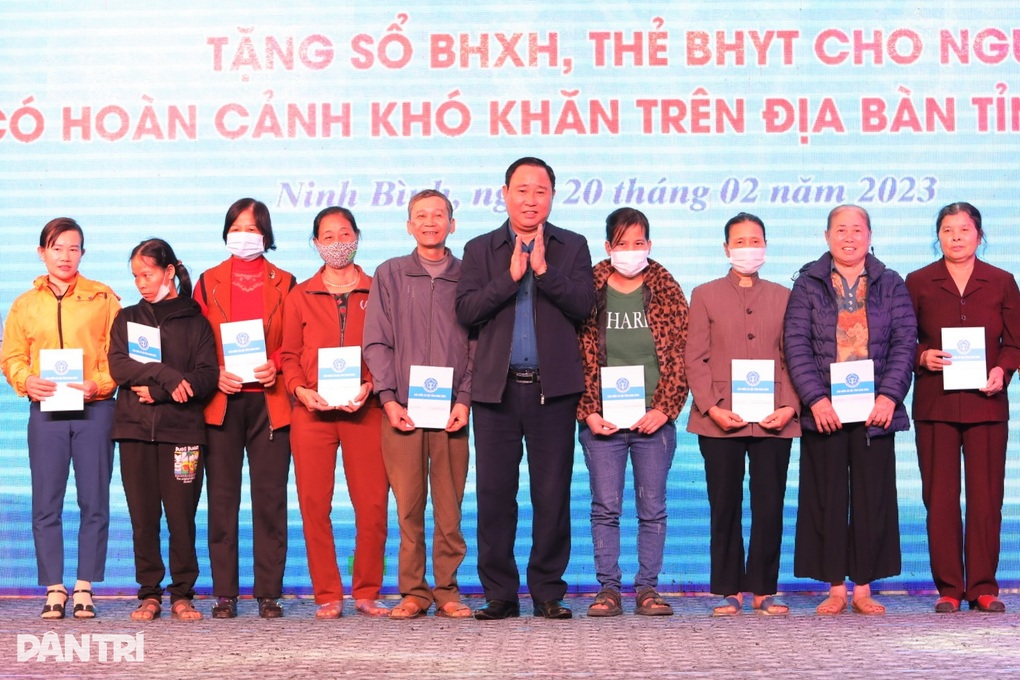 Hơn 1.000 sổ BHXH, thẻ BHYT tặng người khó khăn - 2 Hơn 1.000 sổ BHXH, thẻ BHYT tặng người khó khăn - 2