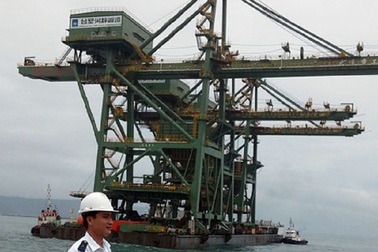 Sà lan chở 3 giàn cẩu của Formosa trôi dạt đã được hút hết dầu