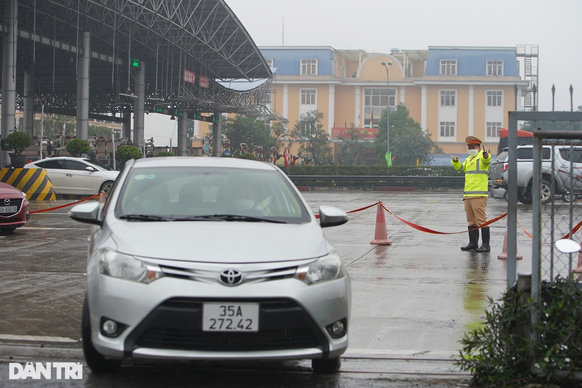 Người dân đội mưa rét trở lại Hà Nội ngày cuối nghỉ Tết, giao thông ùn tắc - 13 Người dân đội mưa rét trở lại Hà Nội ngày cuối nghỉ Tết, giao thông ùn tắc - 13