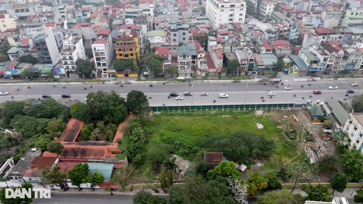 Lô đất vàng còn sót cạnh hồ Tây bất ngờ xuất hiện bảng tên Tân Hoàng Minh - 7 Lô đất vàng còn sót cạnh hồ Tây bất ngờ xuất hiện bảng tên Tân Hoàng Minh - 7