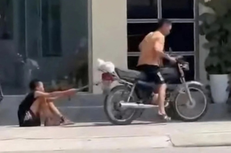 Công an vào cuộc vụ bé trai bị xích chân, kéo lê trên đường ở Hải Phòng - 1