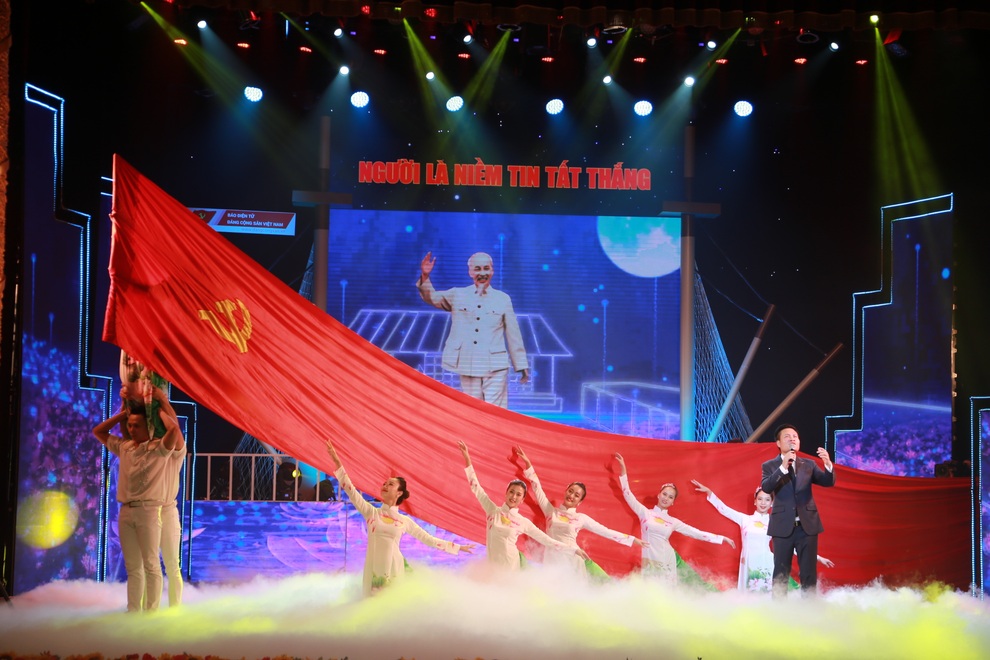 Chương trình kỷ niệm 110 năm ngày Bác Hồ ra đi tìm đường cứu nước - 1 Chương trình kỷ niệm 110 năm ngày Bác Hồ ra đi tìm đường cứu nước - 1