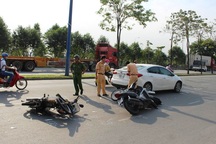 Nữ tài xế lái ô tô tông hàng loạt xe máy, 4 người trọng thương