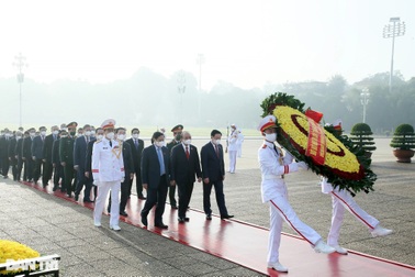 Đoàn đại biểu Quốc hội dự kỳ họp thứ 2 vào Lăng viếng Chủ tịch Hồ Chí Minh