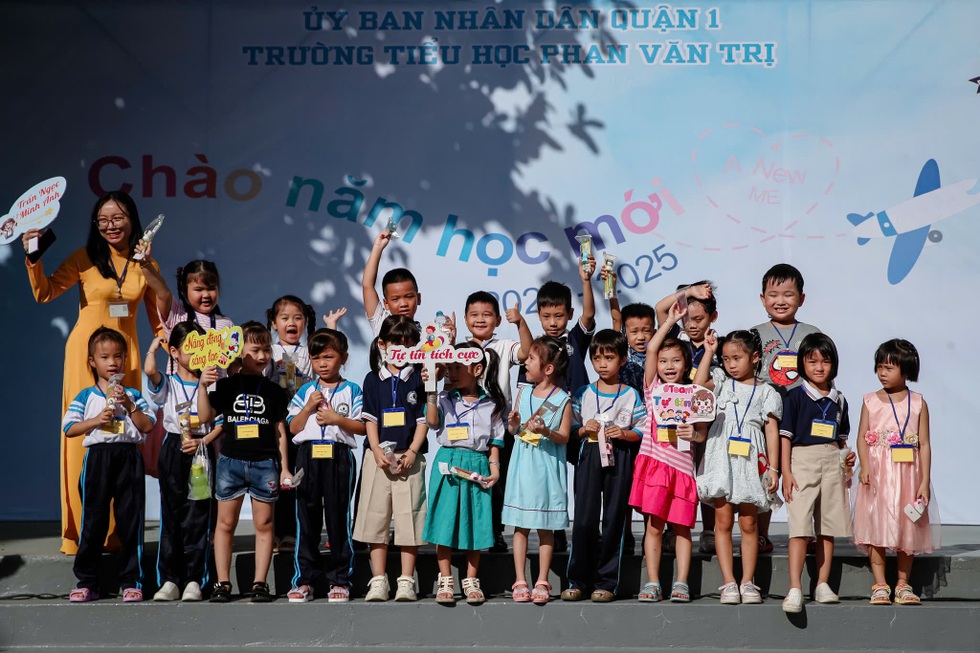 Giáo dục sau ngày thống nhất: Từ lớp học đêm đến huân chương lòng dân - 13 Giáo dục sau ngày thống nhất: Từ lớp học đêm đến huân chương lòng dân - 13