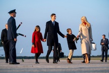 Đường nào "rải hoa hồng" cho ái nữ quyền lực nhà Trump hậu Nhà Trắng?